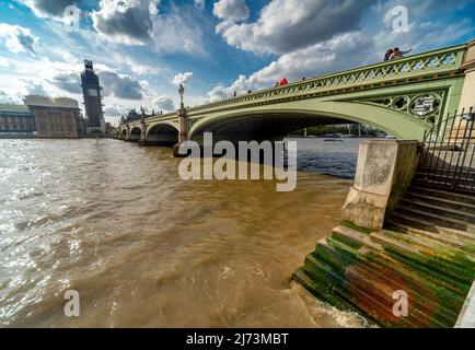 Central London, England, Großbritannien-August 21 2019:ein Wahrzeichen Londons, das Sonnenlicht reflektiert, bei Flut auf der Themse, schlammiges Wasser fließt Stockfoto