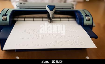 Nahaufnahme einer Braille-Schreibmaschine auf einem Desktop. Stockfoto