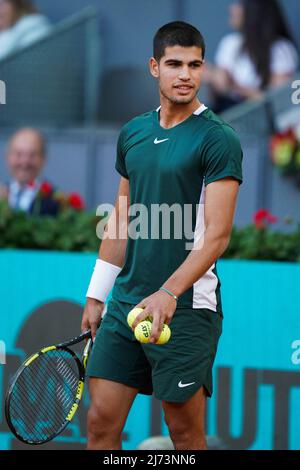 Carlos Alcaraz aus Spanien blickt auf Cameron Norrie aus Großbritannien während des achten Tages der Mutua Madrid Open in La Caja Magica in Madrid. Carlos Alcaraz schlägt Cameron Norrie (6-4, 7-6, 3-6) (Foto: Atilano Garcia / SOPA Images/Sipa USA) Stockfoto