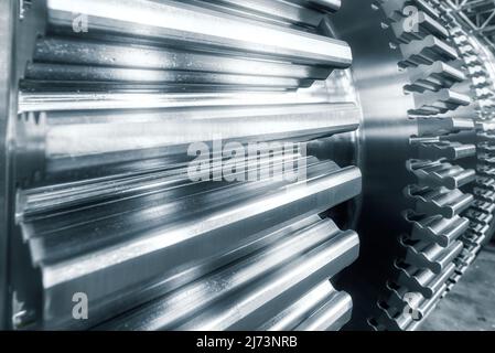 Metallschaft der Dampfturbine ohne Rotorblätter in der Werkstatt Stockfoto