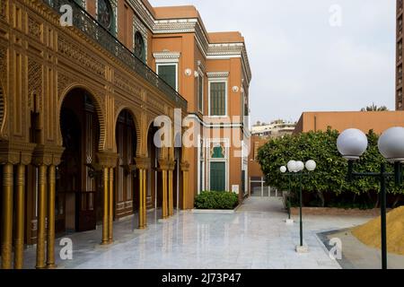 Architektonisches Detail des zentralen Flügels des Cairo Marriott Hotels im Stadtteil Zamalek, der 1869 als Gezirah Palace erbaut wurde und heute ein Hotel ist Stockfoto