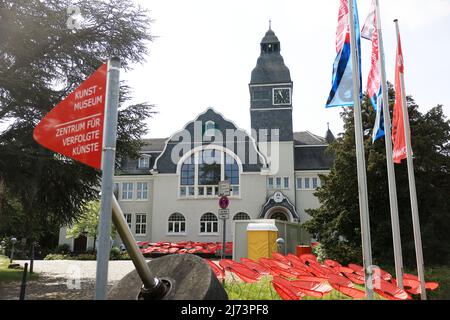 05. Mai 2022, Nordrhein-Westfalen, Solingen: Das Zentrum für verfolgte Kunst und Kunstmuseum in Solingen. Die documenta kann die Karrieren von Künstlern ankurbeln. Aber die Weltkunstausstellung kann auch Künstler überführen. Ein Projekt zwischen Kassel und Solingen erforscht die Künstler, die auf der ersten documenta 1955 "vergessen" wurden. (To dpa: 'Berühmt oder vergessen - wie die erste documenta Künstler überging') Foto: Oliver Berg/dpa Stockfoto