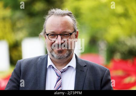 05. Mai 2022, Nordrhein-Westfalen, Solingen: Jürgen Kaumkötter, Direktor des Zentrums für verfolgte Künste in Solingen, steht vor seinem Haus. Die documenta kann die Karrieren von Künstlern ankurbeln. Aber die Weltkunstausstellung kann auch Künstler überführen. Ein Projekt zwischen Kassel und Solingen erforscht die Künstler, die auf der ersten documenta 1955 "vergessen" wurden. (To dpa/lnw: 'Berühmt oder vergessen - wie die erste documenta Künstler überging') Foto: Oliver Berg/dpa Stockfoto