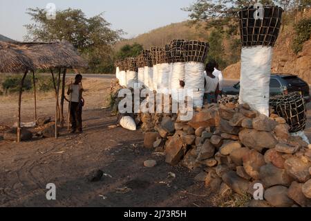 Holzkohlestand, Thyolo Escarpment; Chikwawa District, Malawi. Stockfoto