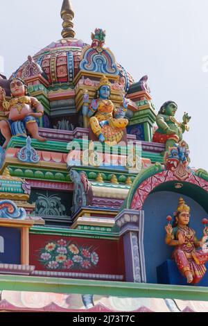 Ein Blick aus nächster Nähe auf einen hinduistischen Tempel mit Skulpturen von hinduistischen Gott und Göttin Stockfoto