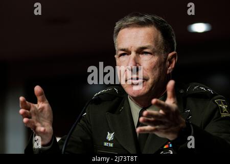 General James McConville, Stabschef der Armee, bezeugte am 5. Mai 2022 vor dem Armed Services Committee des Senats im Dirksen Senate Office Building auf dem Capitol Hill in Washington, DC, USA, eine Anhörung über den vorgeschlagenen Budgetantrag von Präsident Biden für das Geschäftsjahr 2023. Foto von Samuel Corum/CNP/ABACAPRESS.COM Stockfoto