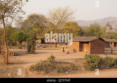 Schlammhütten mit Strohdächern, Bäumen, kleines afrikanisches Dorf, Chikwawa District, Malawi Stockfoto