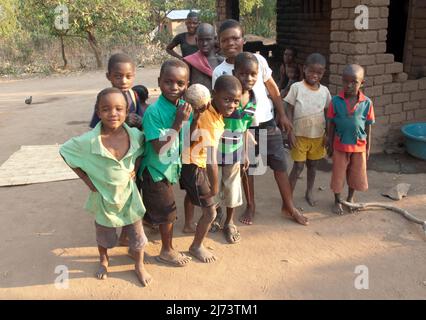 Kinder in einem kleinen afrikanischen Dorf, Chikwawa District, Malawi Stockfoto