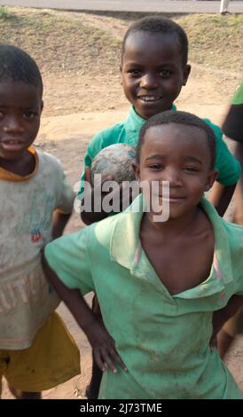 Kinder in einem kleinen afrikanischen Dorf, Chikwawa District, Malawi Stockfoto