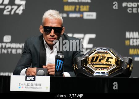 Phoenix, Arizona, USA. 5. Mai 2022. PHOENIX, AZ - 5. Mai: Charles Oliveira beantwortet Pressefragen mit Fans, die am Arizona Federal Theatre für UFC 274 teilnehmen - Oliveira vs Gaethje : Pressekonferenz am 5. Mai 2022 in Phoenix, Arizona, USA. (Foto von Louis Grasse/PxImages) Credit: Px Images/Alamy Live News Stockfoto