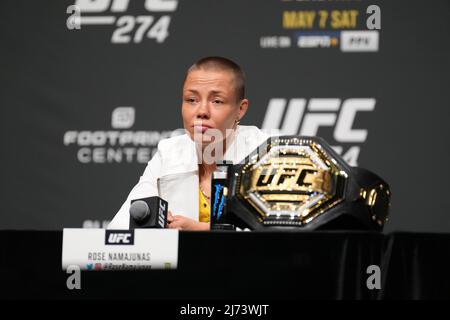 Phoenix, Arizona, USA. 5. Mai 2022. PHOENIX, AZ - 5. Mai: Rose Namajunas beantwortet Pressefragen mit Fans, die am Arizona Federal Theatre für UFC 274 teilnehmen - Oliveira vs Gaethje : Pressekonferenz am 5. Mai 2022 in Phoenix, Arizona, USA. (Foto von Louis Grasse/PxImages) Credit: Px Images/Alamy Live News Stockfoto