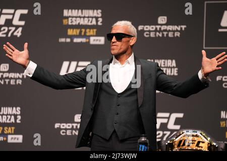 Phoenix, Arizona, USA. 5. Mai 2022. PHOENIX, AZ - 5. Mai: Charles Oliveira beantwortet Pressefragen mit Fans, die am Arizona Federal Theatre für UFC 274 teilnehmen - Oliveira vs Gaethje : Pressekonferenz am 5. Mai 2022 in Phoenix, Arizona, USA. (Foto von Louis Grasse/PxImages) Credit: Px Images/Alamy Live News Stockfoto