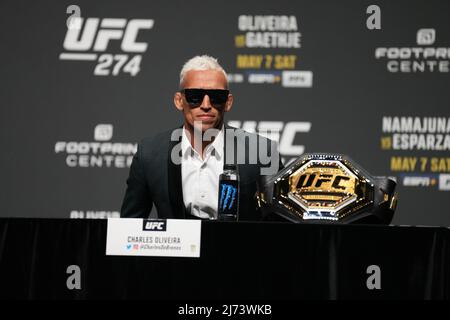 Phoenix, Arizona, USA. 5. Mai 2022. PHOENIX, AZ - 5. Mai: Charles Oliveira beantwortet Pressefragen mit Fans, die am Arizona Federal Theatre für UFC 274 teilnehmen - Oliveira vs Gaethje : Pressekonferenz am 5. Mai 2022 in Phoenix, Arizona, USA. (Foto von Louis Grasse/PxImages) Credit: Px Images/Alamy Live News Stockfoto