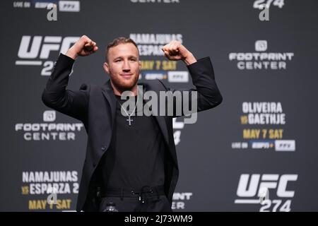 Phoenix, Arizona, USA. 5. Mai 2022. PHOENIX, AZ - 5. Mai: Justin Gaethje beantwortet Pressefragen mit Fans, die am Arizona Federal Theatre für UFC 274 teilnehmen - Oliveira vs Gaethje : Pressekonferenz am 5. Mai 2022 in Phoenix, Arizona, USA. (Foto von Louis Grasse/PxImages) Credit: Px Images/Alamy Live News Stockfoto