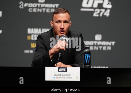 Phoenix, Arizona, USA. 5. Mai 2022. PHOENIX, AZ - 5. Mai: Justin Gaethje beantwortet Pressefragen mit Fans, die am Arizona Federal Theatre für UFC 274 teilnehmen - Oliveira vs Gaethje : Pressekonferenz am 5. Mai 2022 in Phoenix, Arizona, USA. (Foto von Louis Grasse/PxImages) Credit: Px Images/Alamy Live News Stockfoto