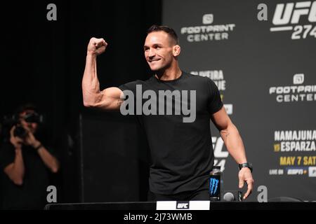 Phoenix, Arizona, USA. 5. Mai 2022. PHOENIX, AZ - 5. Mai: Michael Chandler beantwortet Pressefragen mit Fans, die am Arizona Federal Theatre für die UFC 274 teilnehmen - Oliveira vs Gaethje : Pressekonferenz am 5. Mai 2022 in Phoenix, Arizona, USA. (Foto von Louis Grasse/PxImages) Credit: Px Images/Alamy Live News Stockfoto