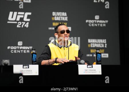 Phoenix, Arizona, USA. 5. Mai 2022. PHOENIX, AZ - 5. Mai: Tony Ferguson beantwortet Pressefragen mit Fans, die am Arizona Federal Theatre für die UFC 274 teilnehmen - Oliveira vs Gaethje : Pressekonferenz am 5. Mai 2022 in Phoenix, Arizona, USA. (Foto von Louis Grasse/PxImages) Credit: Px Images/Alamy Live News Stockfoto