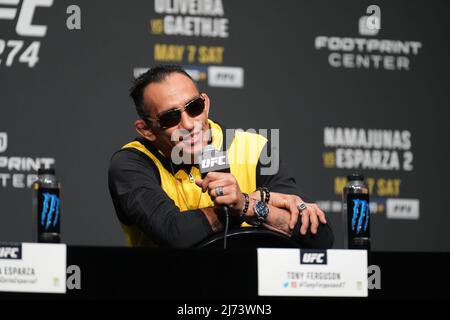 Phoenix, Arizona, USA. 5. Mai 2022. PHOENIX, AZ - 5. Mai: Tony Ferguson beantwortet Pressefragen mit Fans, die am Arizona Federal Theatre für die UFC 274 teilnehmen - Oliveira vs Gaethje : Pressekonferenz am 5. Mai 2022 in Phoenix, Arizona, USA. (Foto von Louis Grasse/PxImages) Credit: Px Images/Alamy Live News Stockfoto