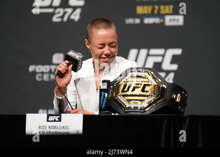 Phoenix, Arizona, USA. 5. Mai 2022. PHOENIX, AZ - 5. Mai: Rose Namajunas beantwortet Pressefragen mit Fans, die am Arizona Federal Theatre für UFC 274 teilnehmen - Oliveira vs Gaethje : Pressekonferenz am 5. Mai 2022 in Phoenix, Arizona, USA. (Foto von Louis Grasse/PxImages) Credit: Px Images/Alamy Live News Stockfoto