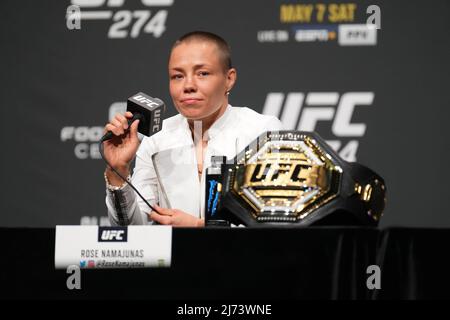 Phoenix, Arizona, USA. 5. Mai 2022. PHOENIX, AZ - 5. Mai: Rose Namajunas beantwortet Pressefragen mit Fans, die am Arizona Federal Theatre für UFC 274 teilnehmen - Oliveira vs Gaethje : Pressekonferenz am 5. Mai 2022 in Phoenix, Arizona, USA. (Foto von Louis Grasse/PxImages) Credit: Px Images/Alamy Live News Stockfoto