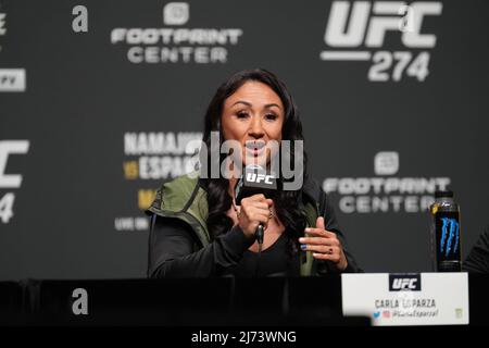 Phoenix, Arizona, USA. 5. Mai 2022. PHOENIX, AZ - 5. Mai: Carla Esparza beantwortet Pressefragen mit Fans, die am Arizona Federal Theatre für UFC 274 teilnehmen - Oliveira vs Gaethje : Pressekonferenz am 5. Mai 2022 in Phoenix, Arizona, USA. (Foto von Louis Grasse/PxImages) Credit: Px Images/Alamy Live News Stockfoto