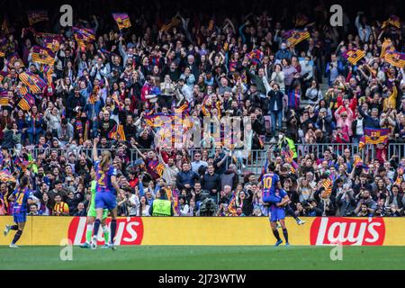 Die Spieler des FC Barcelona feiern im Rahmen des UEFA Women's Champions League-Spiels zwischen dem FC Barcelona Femeni und dem VfL Wolfsburg Women im Camp Nou ein Tor. Endergebnis: FC Barcelona Femeni 5:1 VfL Wolfsburg Women Stockfoto