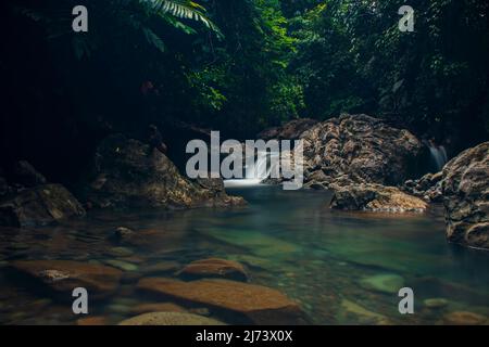 Foto von Wasser, das zwischen Felsen im Fluss Lamsujen fließt, Aceh, Indonesien. Stockfoto