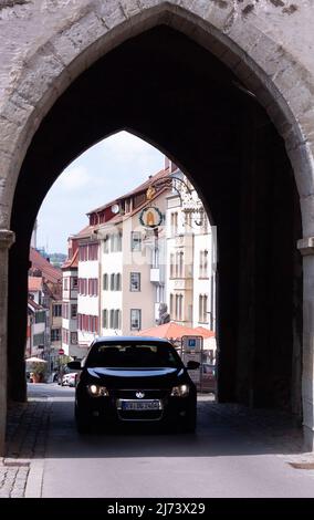 RAVENSBURG, DEUTSCHLAND - 1. MAI 2022: Ravensburg ist eine Stadt der Türme und Tore. Abfahrt über den Upper Gate Tower Stockfoto