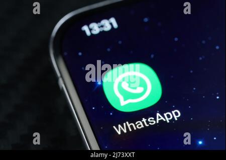 New york, USA - 5. Mai 2022: WhatsApp Messenger mobile App auf Smartphone-Bildschirm Nahaufnahme Stockfoto