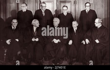 Gruppenportrait des Obersten Gerichtshofs der USA am 20. April 1972. Dieses Gericht würde später im Abtreibungsverfahren Roe vs. Wade am 22. Januar 1973 entscheiden. Erste Reihe von links: Associate Justices Potter Stewart, William O. Douglas, Chief Justice Warren E. Burger, Associate Justices William J. Brennan, Jr. und Byron R. White. Hintere Reihe von links: Associate Justices Lewis F. Powell, Jr., Thurgood Marshall, Harry A. Blackmun und William H. Rehnquist. Die Richter Powell und Rehnquist waren die jüngsten Mitglieder des Gerichts und nahmen am 7. Januar 1972 ihre Sitze ein. Stockfoto