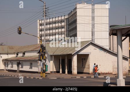 Alte und neue Gebäude, Blantyre, Malawi, Afrika. Die erste Mission und Kolonialverwaltung Malawis wurde in Blantyre gegründet Stockfoto