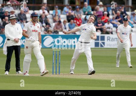 Steven Patterson in Bowling-Action für Yorkshire während Essex CCC gegen Yorkshire CCC, LV Insurance County Championship Division 1 Cricket at the Cloud C Stockfoto