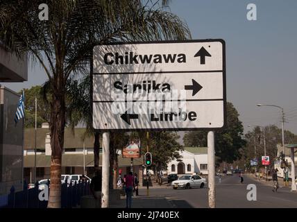 Straßenszene mit Straßenschild, Blantyre, Malawi, Afrika. Die erste Mission und Kolonialverwaltung Malawis wurde von einem Kollegen in Blantyre gegründet Stockfoto