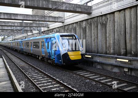 Cranbourne Bound High Capacity Metro Zug fährt einen betongesäumten Eisenbahngraben in den Vororten der Metropole Melbourne entlang Stockfoto