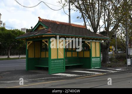 Alte grün und gelb bemalte hölzerne Straßenbahn Schutz an der Ecke von Hawthorn Rd und Dandenong Rd Stockfoto