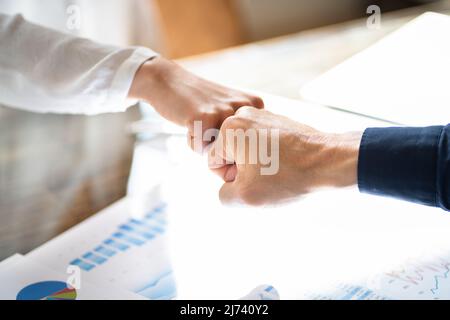 Finanzdiagramm Und -Diagramm. Analystenfist Bump In Meeting Stockfoto