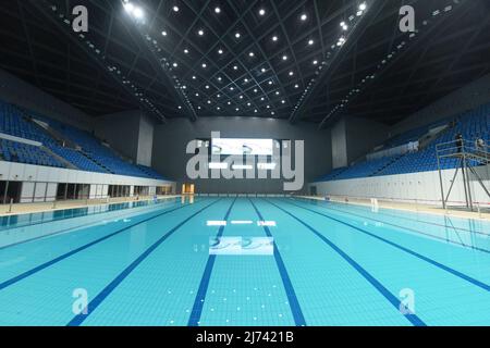 HANGZHOU, CHINA - 19. DEZEMBER 2021 - das Schwimmbad am Hauptschwimmbad des Olympischen Sportzentrums von Hangzhou in Hangzhou, Provinz Zhejiang Stockfoto