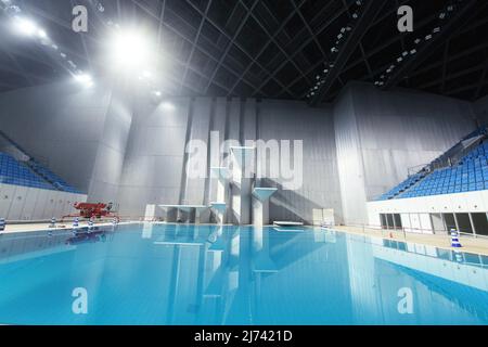 HANGZHOU, CHINA - 19. DEZEMBER 2021 - das Tauchbecken im Hauptnatatorium des Olympischen Sportzentrums von Hangzhou in Hangzhou, Provinz Zhejiang, China, Stockfoto