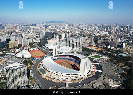 HANGZHOU, CHINA - 19. DEZEMBER 2021 - eine Luftaufnahme des Zhejiang Huanglong Sports Center im Xihu Bezirk von Hangzhou, Ostchinesisches Zhejiang Stockfoto