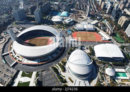 HANGZHOU, CHINA - 19. DEZEMBER 2021 - eine Luftaufnahme des Zhejiang Huanglong Sports Center im Xihu Bezirk von Hangzhou, Ostchinesisches Zhejiang Stockfoto