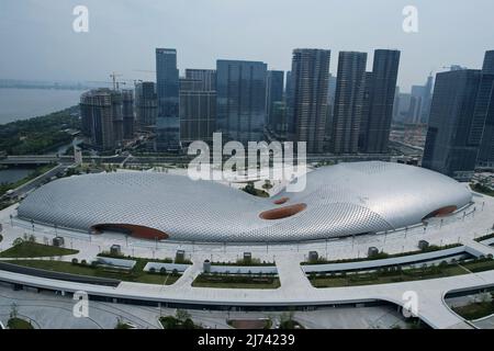 HANGZHOU, CHINA - 19. DEZEMBER 2021 - eine Luftaufnahme des Stadions und des Natatoriums des Olympischen Sportzentrums in Hangzhou, dem ostchinesischen Zhejiang Pro Stockfoto