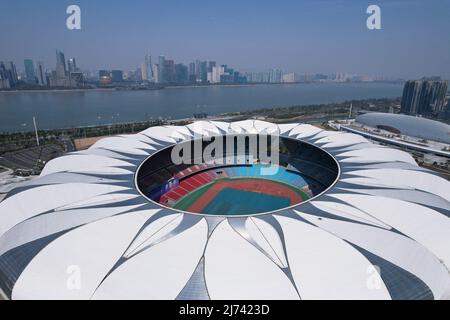 HANGZHOU, CHINA - 19. DEZEMBER 2021 - eine Luftaufnahme des Olympischen Sportzentrums, dem Hauptort der Asienspiele 2022, in Hangzhou, Ost-Chinas Z Stockfoto