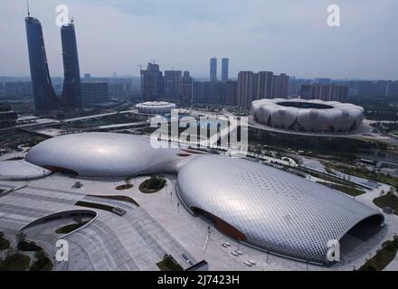 HANGZHOU, CHINA - 19. DEZEMBER 2021 - eine Luftaufnahme des Stadions und des Natatoriums des Olympischen Sportzentrums in Hangzhou, dem ostchinesischen Zhejiang Pro Stockfoto