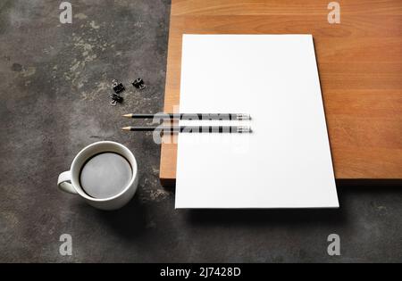 Leeres Briefpapier. Leerer Briefkopf, Stifte, Kaffeetasse und Clips. Stockfoto