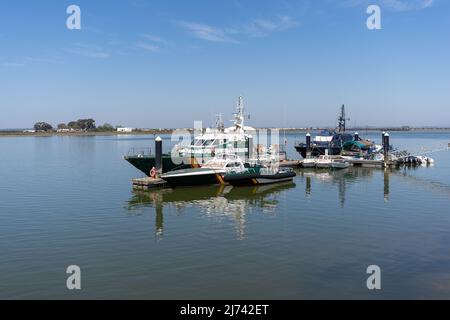 HUELVA, SPANIEN - 18. APRIL 2022: Beruhigen Sie den Rio Tinto Fluss mit Guardia Civil Polizeibooten im Hafen von Huelva Stockfoto