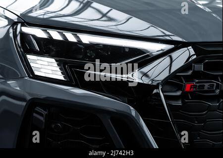 04. Mai 2022, Baden-Württemberg, Villingen-Schwenningen: Die Front und die Scheinwerfer einer RS3 Limousine. Foto: Silas Stein/dpa Stockfoto