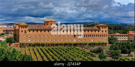 Luftaufnahme des Klosters Convento de San Francisco in Olite, Spanien, das der Legende nach vom Heiligen Franziskus auf dem Weg nach Santiago de Compostela gegründet wurde Stockfoto
