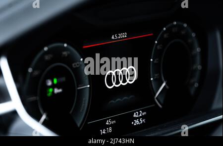 04. Mai 2022, Baden-Württemberg, Villingen-Schwenningen: Das Audi-Logo ist auf dem virtuellen Display einer RS3 Limousine zu sehen. Foto: Silas Stein/dpa Stockfoto
