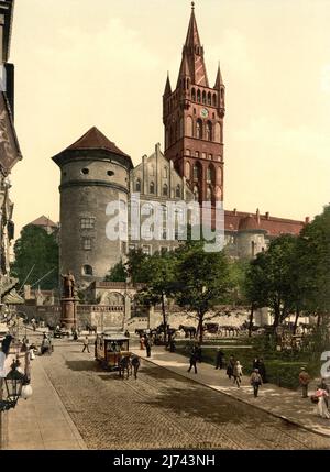 Vintage-Polychromdruck ca. 1890 bis 1900 von Königsberg Burgturm und Kirche, und Kaiser-Wilhelm-I.-Denkmal, Königsberg, Ostpreußen, Deutschland, das jetzt in Königsberg, Russland, liegt Stockfoto