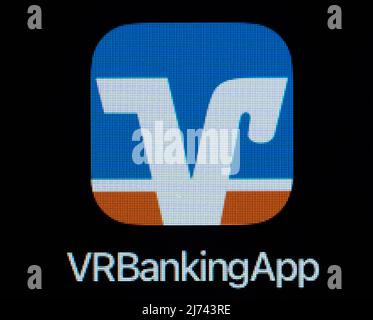 05. Mai 2022, Baden-Württemberg, Rottweil: Die App der Volksbank ist auf dem Display eines iPhone SE zu sehen. Foto: Silas Stein/dpa Stockfoto